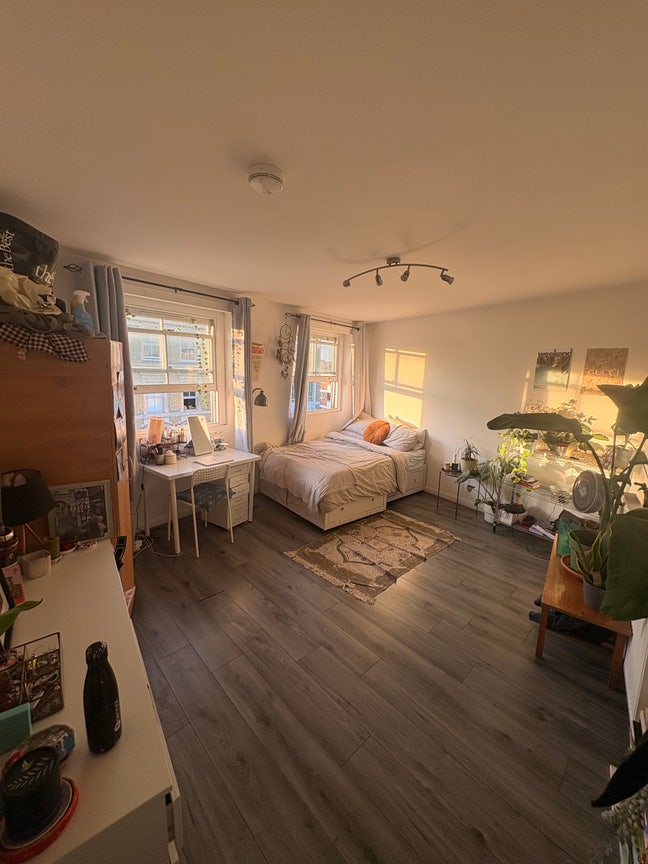 Spacious double room available  Main Photo