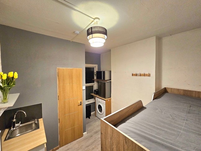 Self contained room 2 mins walk to Leyton tube Main Photo