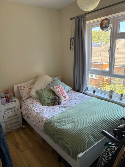 Double room available in a well-located NR2 flat  Main Photo