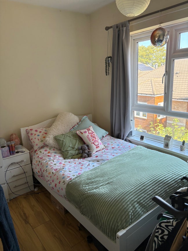 Double room available in a well-located NR2 flat  Main Photo