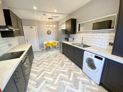 Room for Rent in our Heaton house share  Main Photo
