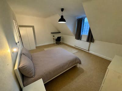 Recently Refurbished Room In Cheam Main Photo