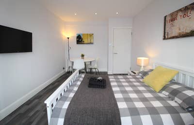 Beautiful double room in the heart of E1 Main Photo