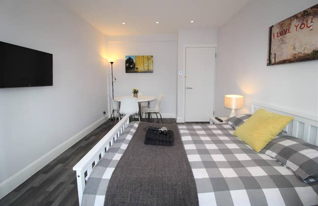 Beautiful double room in the heart of E1 Main Photo