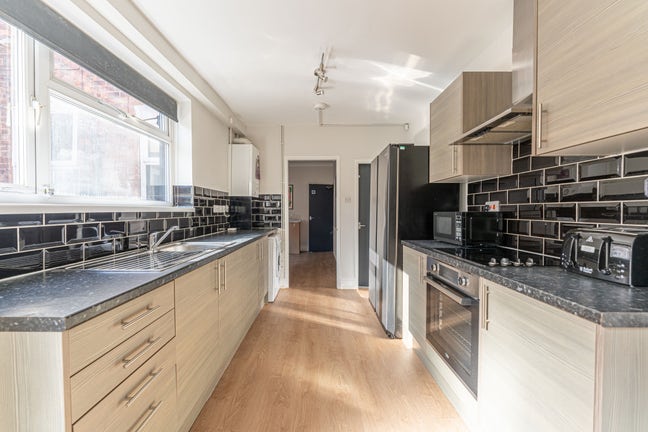 6 Bed Student House, Nottingham NG7 1PW, Avail Now Main Photo