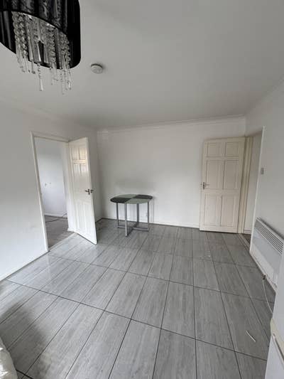 Large Flat With Drive and Garden Main Photo
