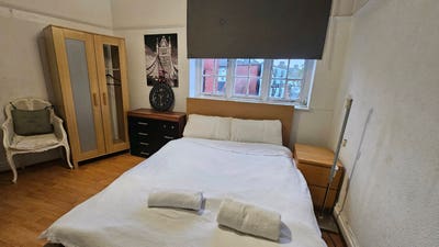 A spacious double room in front of Edgware Station Main Photo