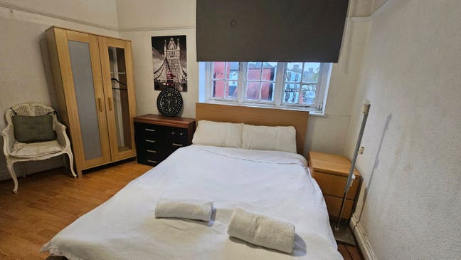 A spacious double room in front of Edgware Station Main Photo