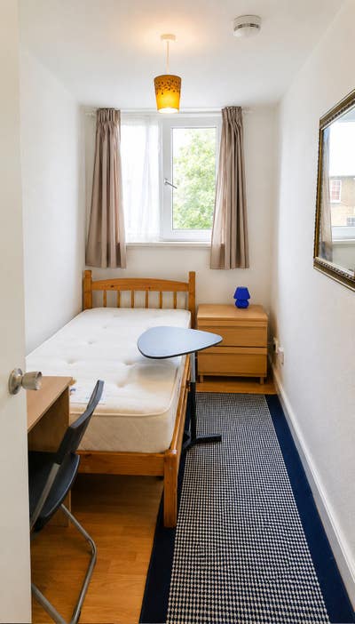 Lovely room in great location. No Bills Main Photo