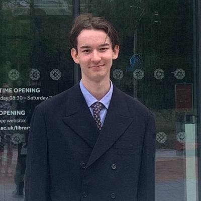 Professional, 22, looking for flatshare Main Photo