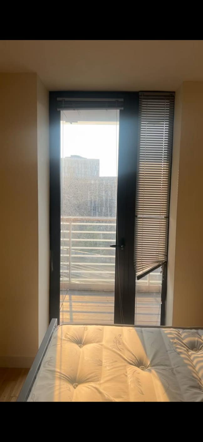 A niceroom ensuite is available in a two bed flat  Main Photo