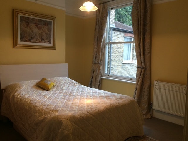 Double Room in Spacious Garden Home (Zone 2) Main Photo