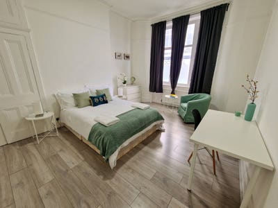 Spacious 4-Bedroom Flat Opposite Edgware Road St Main Photo