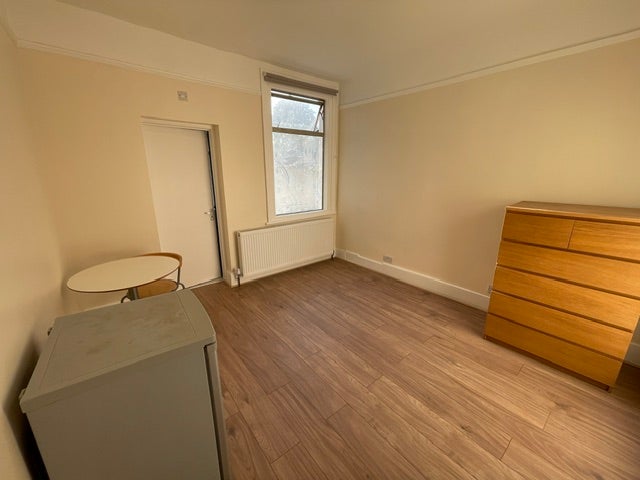 Quiet-Double Room-Ensuite-Bills Included-N13 Main Photo
