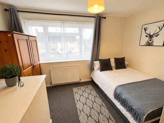 Small Double in Friendly Professional Houseshare Main Photo
