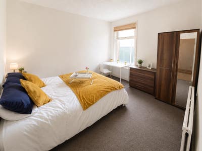 Close to Southend Victoria Station - Double Room Main Photo