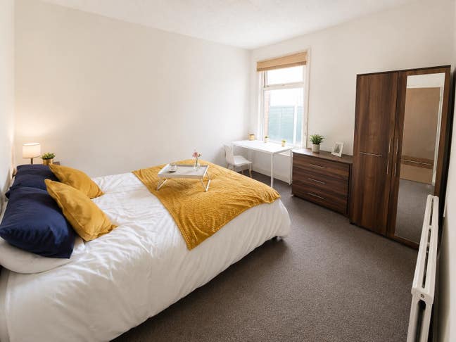 Close to Southend Victoria Station - Double Room Main Photo