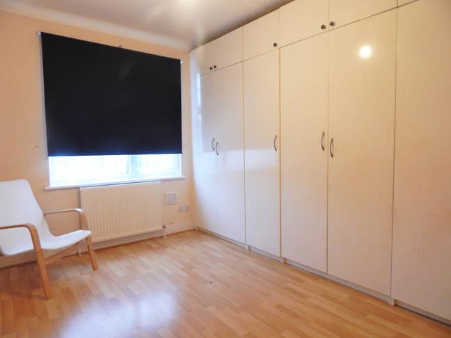 Double room in Colwood Gardens, London, SW19 Main Photo