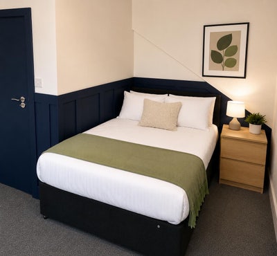 Lovely top floor room with en-suite  Main Photo