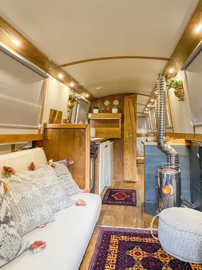 1 Bedroom Unique Narrowboat/Canal Boat  Main Photo