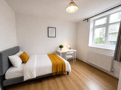 4 Amazing Rooms in Top Floor Flat - Jubilee Line Main Photo