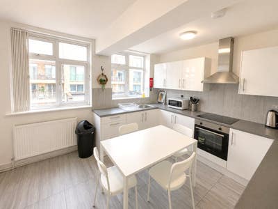 4 Amazing Rooms in Top Floor Flat - Jubilee Line Main Photo