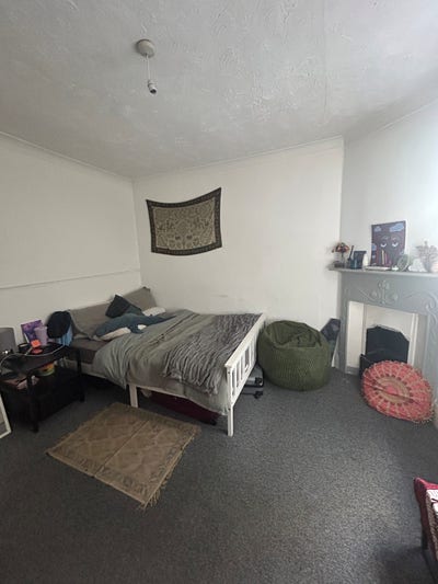Lovely bedroom in a 2 bed flat on the sea front  Main Photo