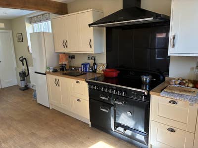 Large Room Available in Country House Main Photo