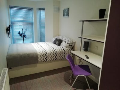  3 double rooms available at Lawton Street Main Photo