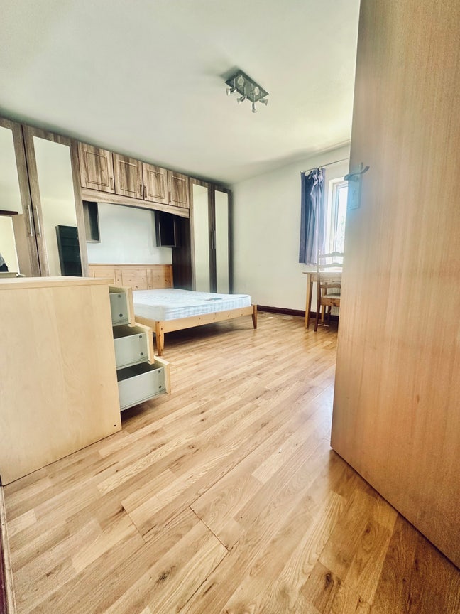 Spacious Double Room in Pinner-All Bills Included Main Photo