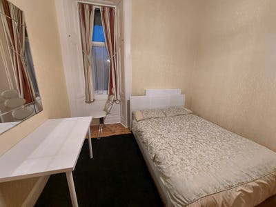 Spacious double room in Edinburgh Main Photo