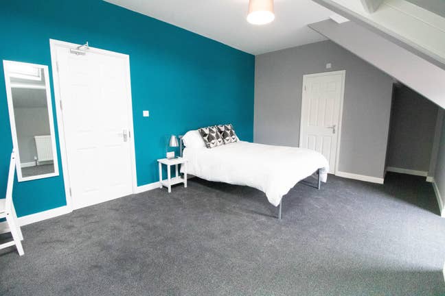 Beautiful Ensuite bedroom in House Share Main Photo