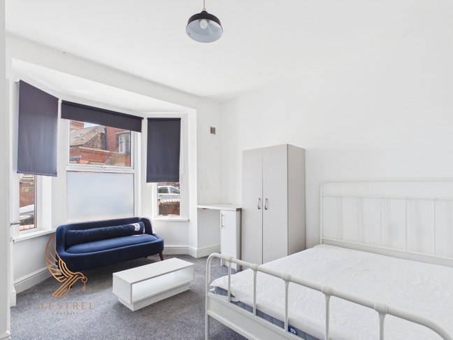 Spacious Rooms in a large property Main Photo
