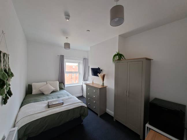 Spacious Double Rooms - Newly Refurbished Main Photo