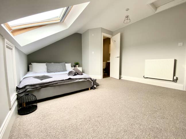Double En Suite Attic Room in Heaton Main Photo