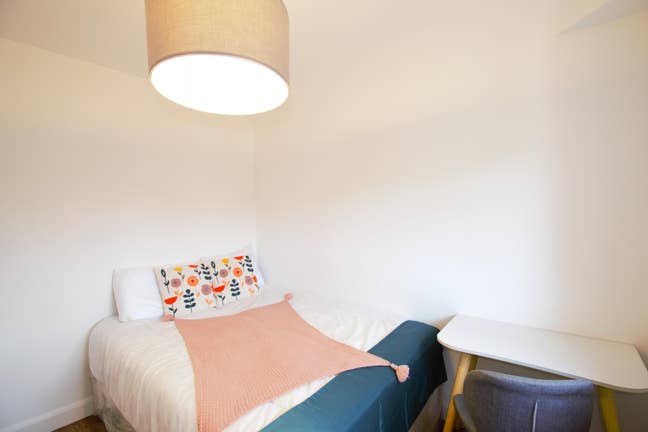 Large Room in Shared House – Fast Commute, No Hidd Main Photo
