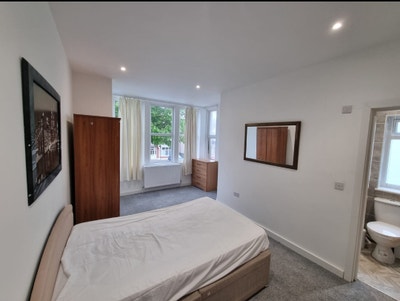Double En-Suite Room in a Shared House Main Photo