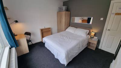Superb 4 bedroom student house near Bolton Uni Main Photo