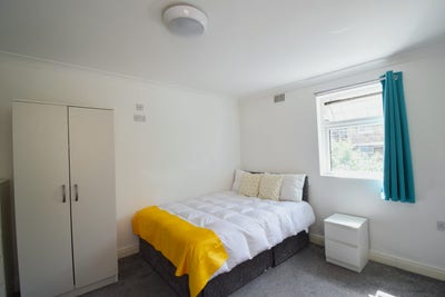 Double En suite , Clean Home, Easy Travel !  Main Photo