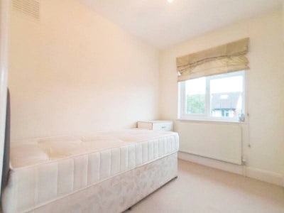 Single room in house share 5m to tube. ,All bill! Main Photo