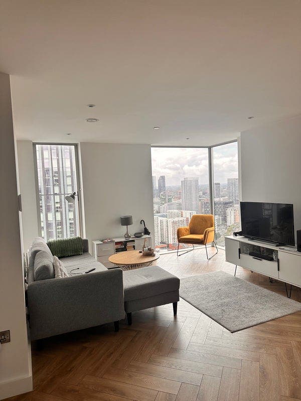 Amazing Room in beautiful building (available now) Main Photo