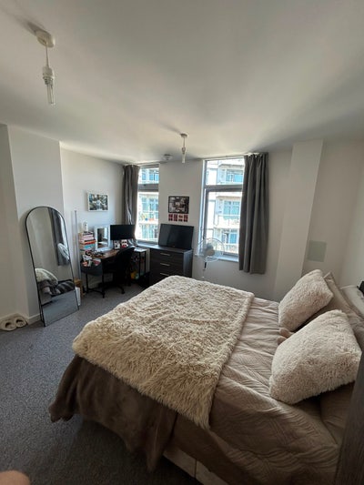 Modern Double En-suite in East London  Main Photo
