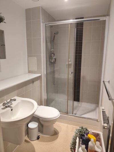 Double Room with Ensuite Bathroom – E16 Main Photo