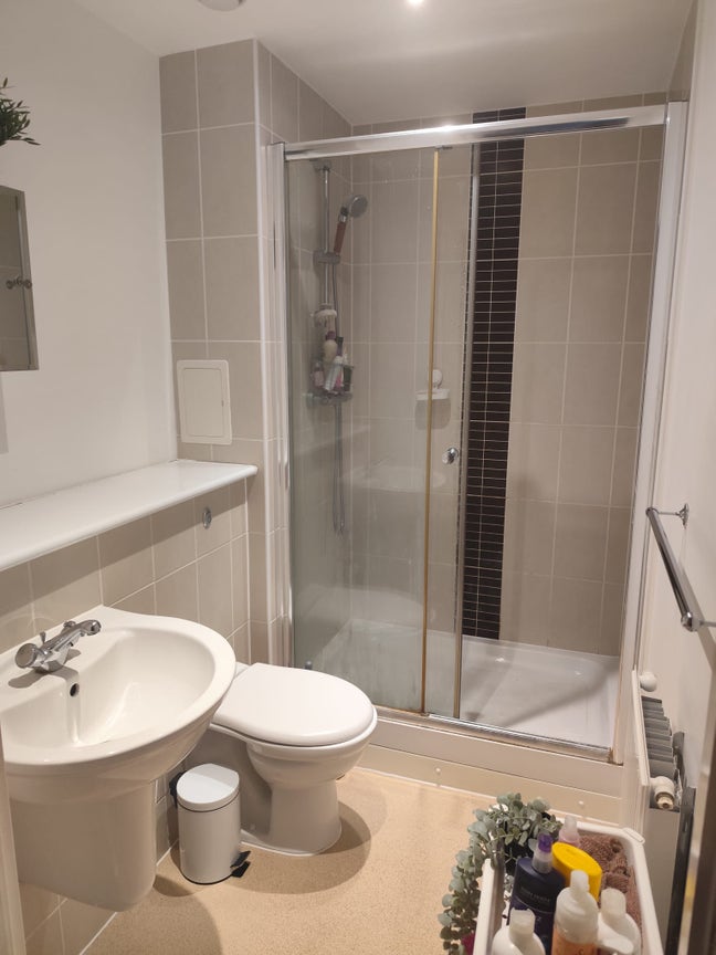 Double Room with Ensuite Bathroom – E16 Main Photo