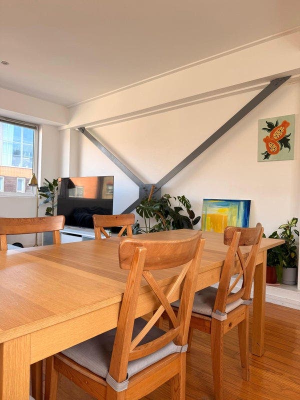 Room to Let - Huge Living Room, 5 min walk to tube Main Photo