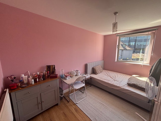 Double Room in Uxbridge - Prime Location  Main Photo