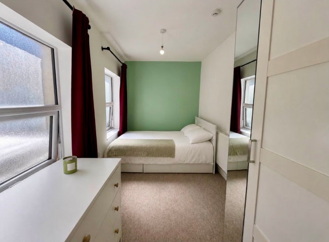 Ensuite couples room in a three bed apartment  Main Photo