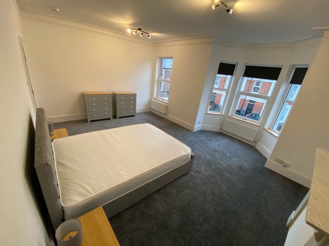 Very large double room / modern house  Main Photo
