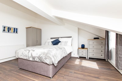 Double Room in 4 bedroom HMO Main Photo