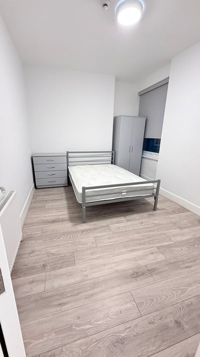 4 Doubke rooms close to all shops and transport  Main Photo